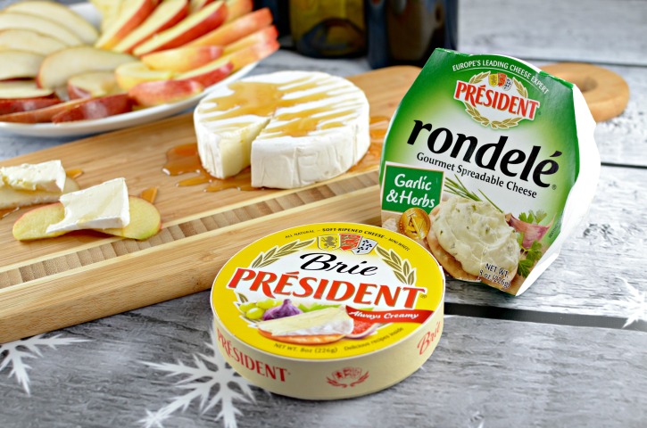 Easy Brie Party Appetizer with Honey and fruit